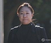 '명태균 폭로' 강혜경, 8번째 검찰 출석…대가성 공천 의혹 제기