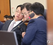 예산안 답변 준비하는 최상목 부총리