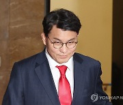 당 대표실 향하는 윤상현 의원