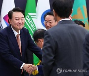 시도지사와 인사하는 윤석열 대통령