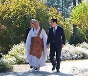 이재명, 법륜스님 만나 "종교계 어르신들 움직여줄 때"