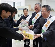 [포토] 쿠첸 직원들에게 아침밥 캠페인하는 박서홍 농업경제대표