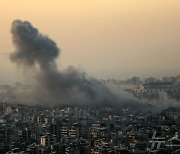 이스라엘 공습 받아 연기 솟아 오르는 베이루트