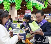 용산 이마트서 영천포도 홍보하는 최기문 시장