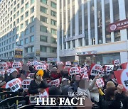 국민의힘 당사 앞 가보니…"한동훈 사퇴하라" vs "진정한 여당대표"