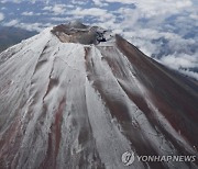 日 후지산 지각 첫눈…"130년 만에 가장 늦어"