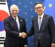 EU's top envoy discusses military aid to Ukraine with South Korean counterpart