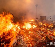 '마운틴 파이어' 산불로 화염 휩싸인 목조 건물