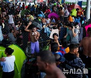 멕시코 남부 임시 거처에 모인 미국행 이주민들