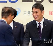 관계자와 악수 나누는 이복현 금융감독원장