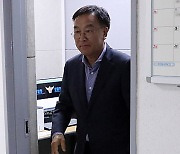 강제 추행 등 혐의 김진하 양양군수 첫 경찰 출석