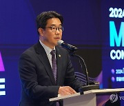 인사말 하는 김성섭 차관