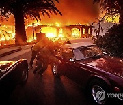 CORRECTION APTOPIX California Winds Wildfires