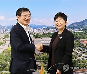 악수하는 백승주 회장과 포 쿠이 츈 브루나이 국방사무차관보