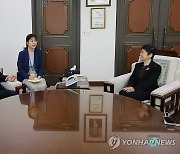 환담하는 백승주 회장과 포 쿠이 츈 브루나이 국방사무차관보