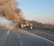 전북 김제서 달리던 버스에 불…홀로 탑승 운전자 대피