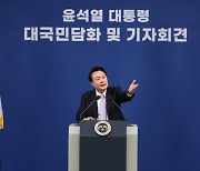 尹 지지율 17% '역대 최저' 기록...대통령실 "치열하게 노력하겠다"