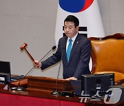 예산안 논의 이어가는 박정 예결위원장