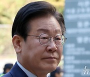 '법정 향하는 이재명 대표'