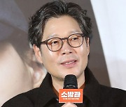 인사말 하는 배우 유재명