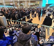 '아이돌급 인기 과시...' 프리미어12 야구대표팀 출국 현장, 팬들로 가득 찬 공항 풍경[인천공항현장]