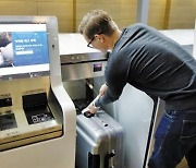 인천공항 수하물 처리 시설 타고 보안구역 들어간 ‘황당’ 여성… “횡설수설, 입원 조치”