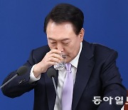 [사설]1위 여사, 2위 경제, 3위 소통… 3대 난맥에 부정평가 역대 최고