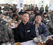 군부대에 빽다방 커피차 몰고 간 백종원..군인들에 '특식' 제공