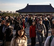 ‘한 자녀 중국’ 젊은 인민 키는 커졌지만…규제·검열 ‘그대로’ [책&생각]