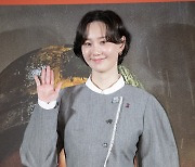 [포토] 이유영, 구급대원의 손인사