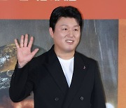 [포토] 김민재, 유쾌한 손인사