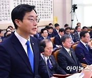 [포토]심사 보고하는 장경태 소위원장