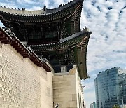 Tourist doing yoga in front of Gyeongbokgung stirs debate