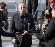 'Political broker' Myung Tae-kyun apologizes to public as he appears before prosecutors