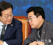 대화 나누는 이재명 대표와 박찬대 원내대표