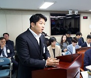 행정사무감사 질문에 답하는 안성재 셰프