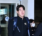 차분하게 출국장 향하는 나승엽 [사진]