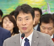 이복현 "트럼프 테마주·가상자산 변동성 감시 강화"