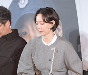 [TD포토] 이유영 '앞트임 스커트에 앉기도 난감해'