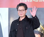 [TD포토] 유재명 '훈훈한 손인사'