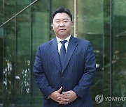 포즈 취하는 이범호 감독