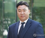 포즈 취하는 이범호 감독