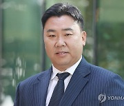 포즈 취하는 이범호 감독