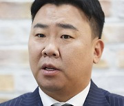 인터뷰하는 이범호 감독