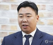 인터뷰하는 이범호 감독