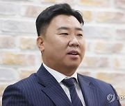 인터뷰하는 이범호 KIA 타이거즈 감독