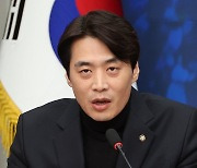 발언하는 한준호 최고위원