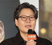 인사말하는 유재명