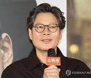 인사말하는 유재명