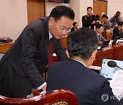 정청래 위원장과 대화하는 유상범 간사